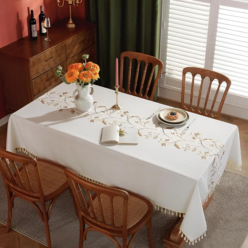 Nappe brodée à fleurs et pompons