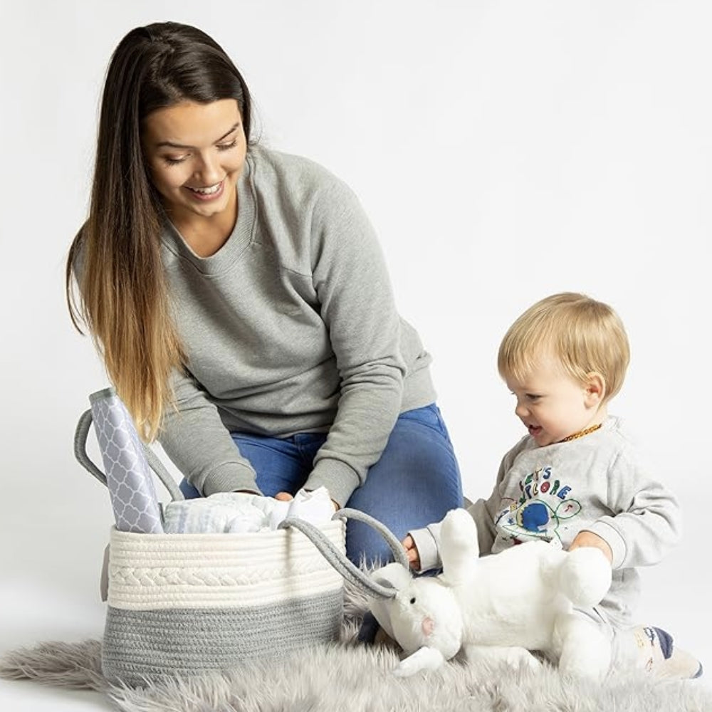 Panier tressé gris pour affaires de bébé