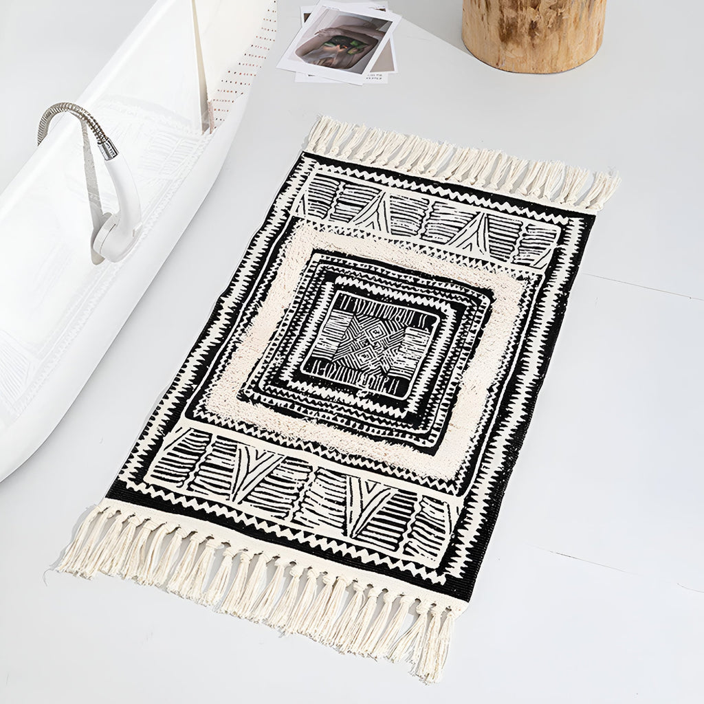 Tapis de sol géométrique noir et blanc à pompons