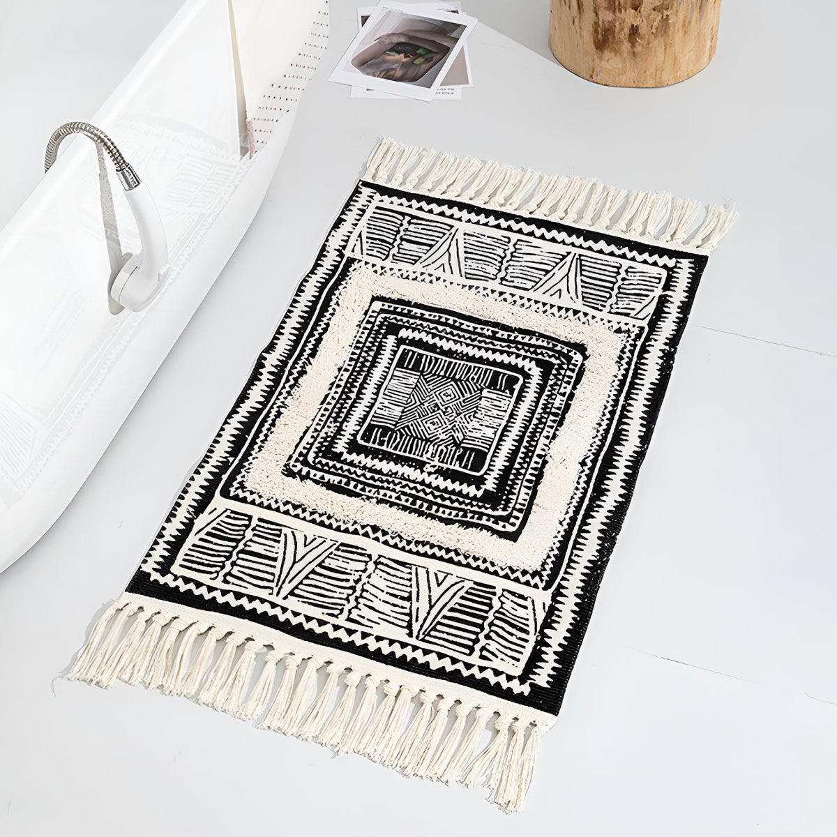 Tapis de sol géométrique noir et blanc à pompons