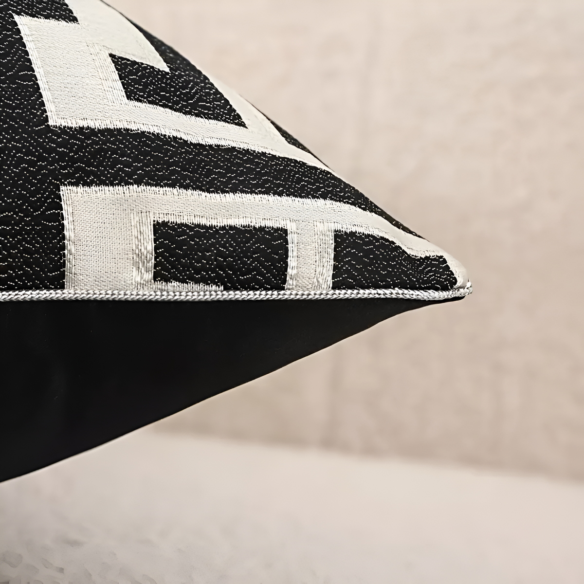Housse de coussin jacquard géométrique