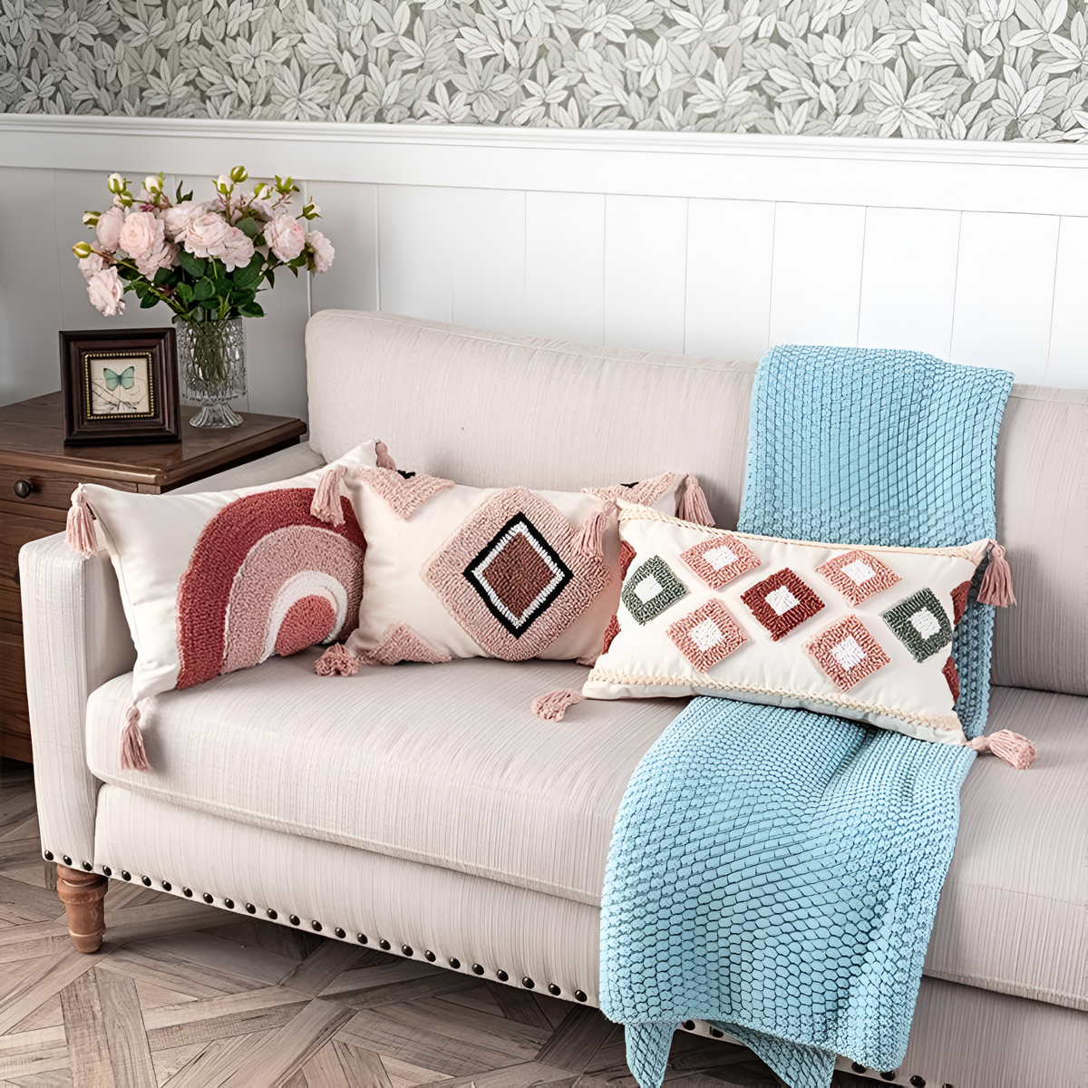 Housse de coussin boho brodée et touffetée