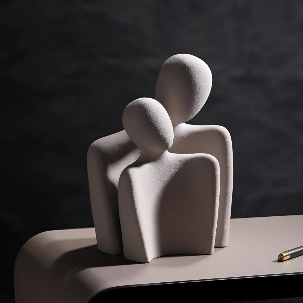 Sculpture en céramique couple enlacé