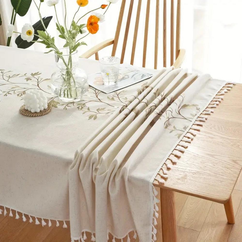 Nappe brodée à fleurs et pompons