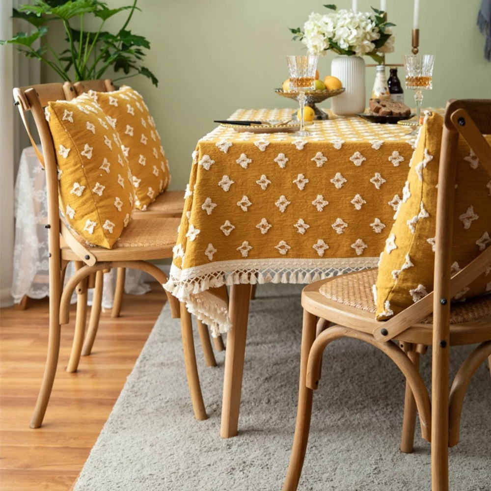 Nappe jaune brodée à pompons