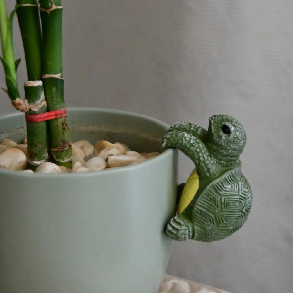 Figurine tortue suspendue Arden en résine
