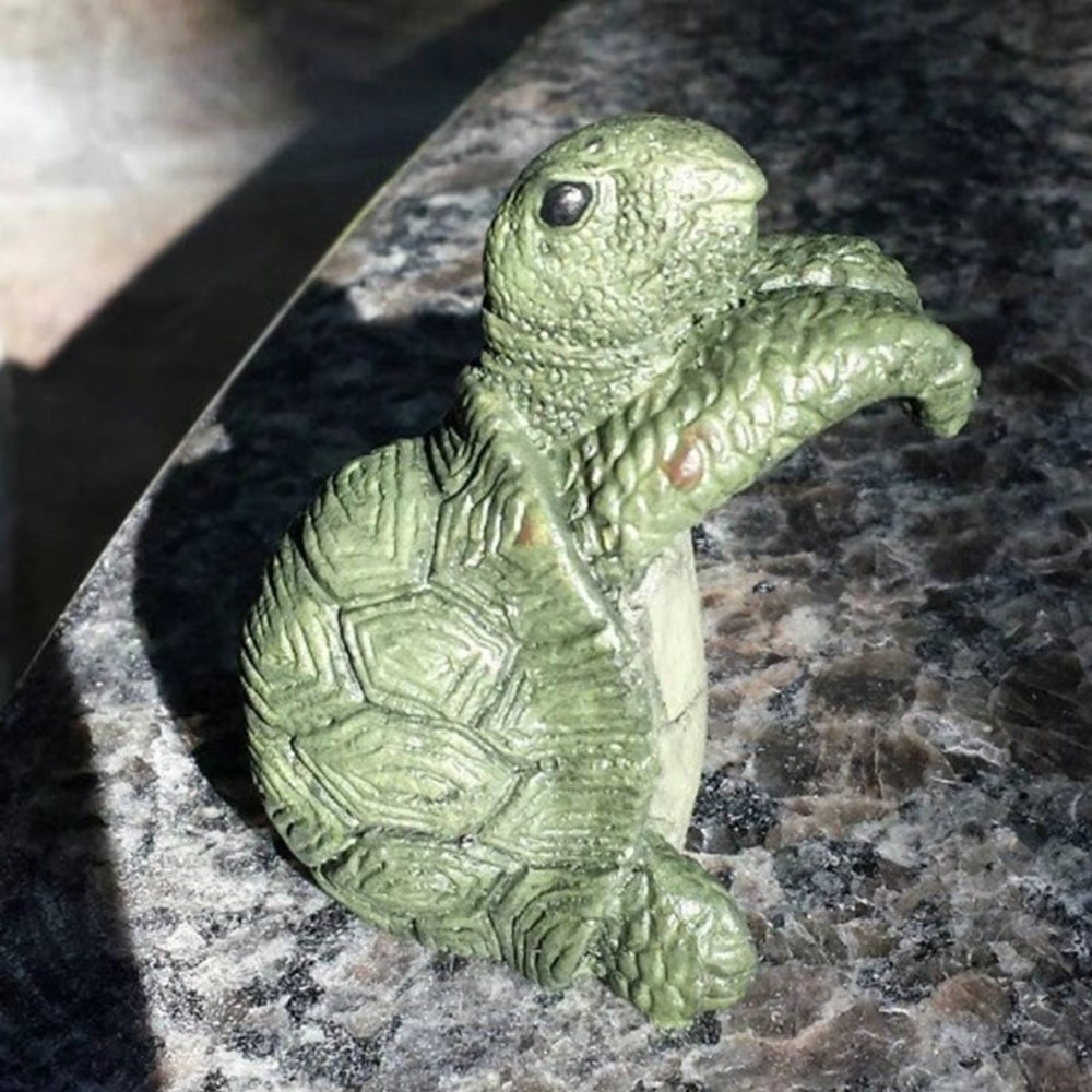 Figurine tortue suspendue Arden en résine