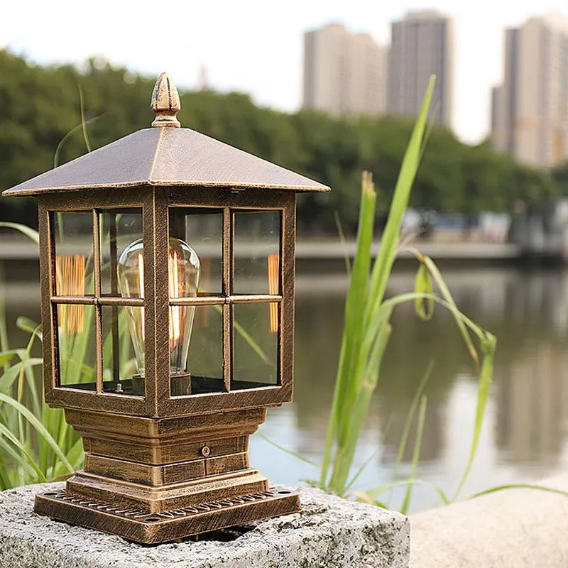 Lampe sur pilier d'exterieur en metal noir