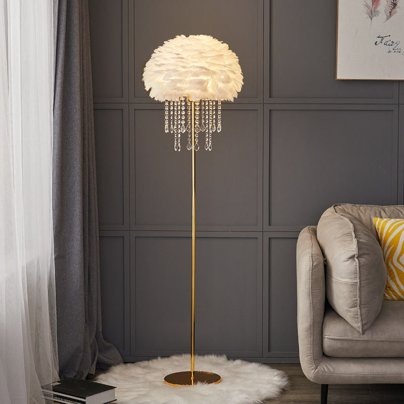 Lampadaire nordique en plumes et cristal
