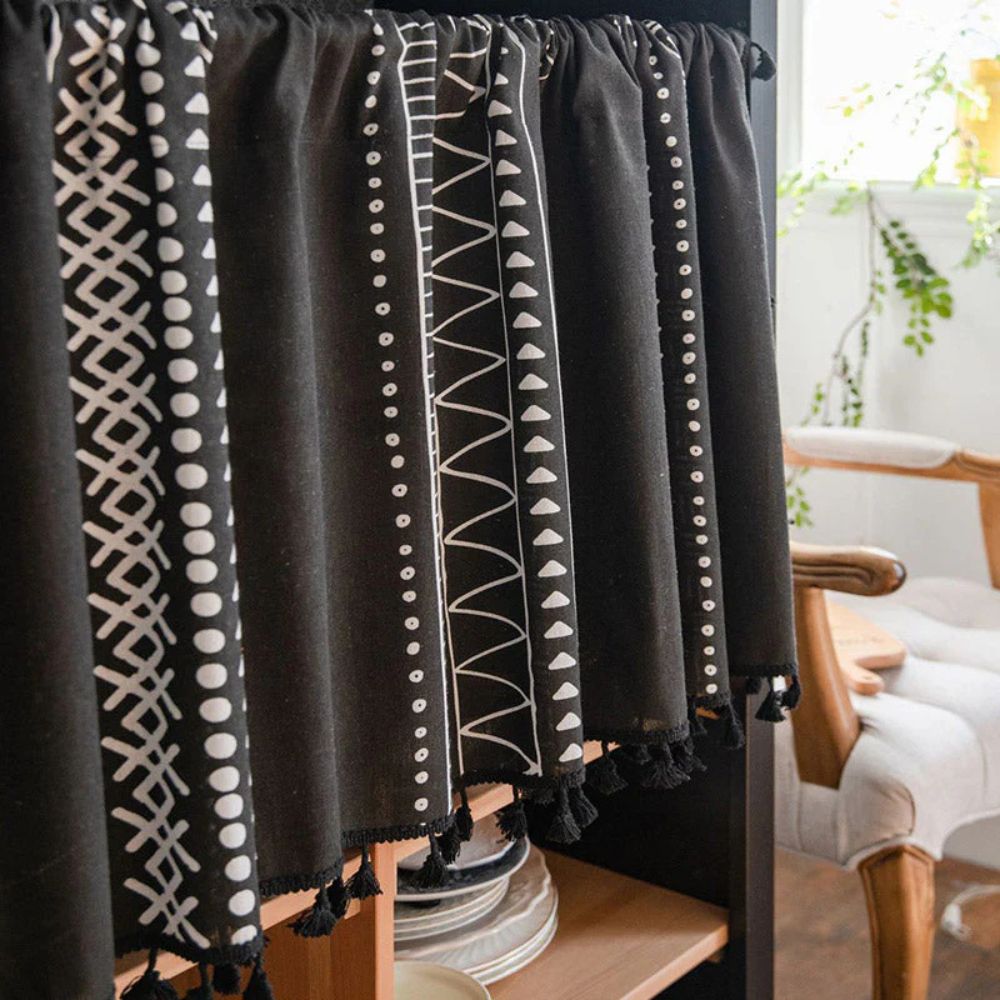 Rideau de placard géométrique tribal noir à pompons – W59"xH18"