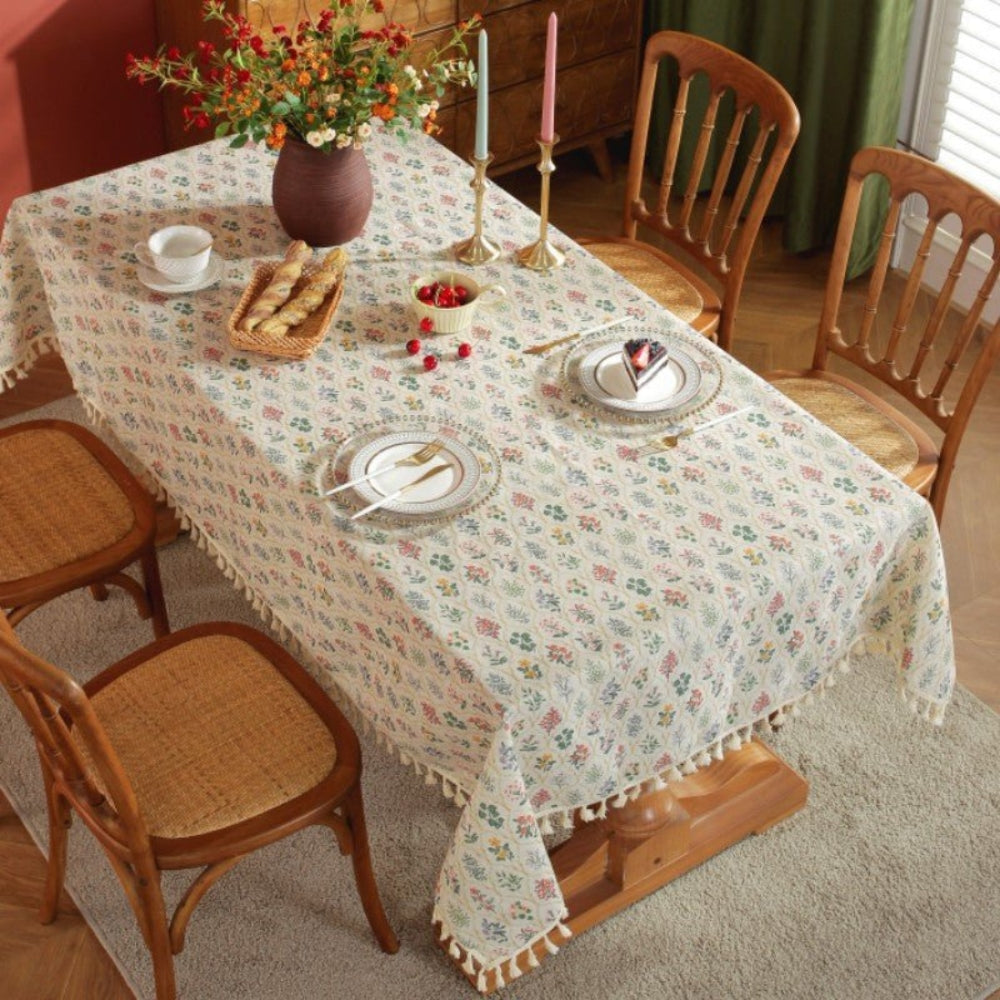 Nappe printanière à pompons