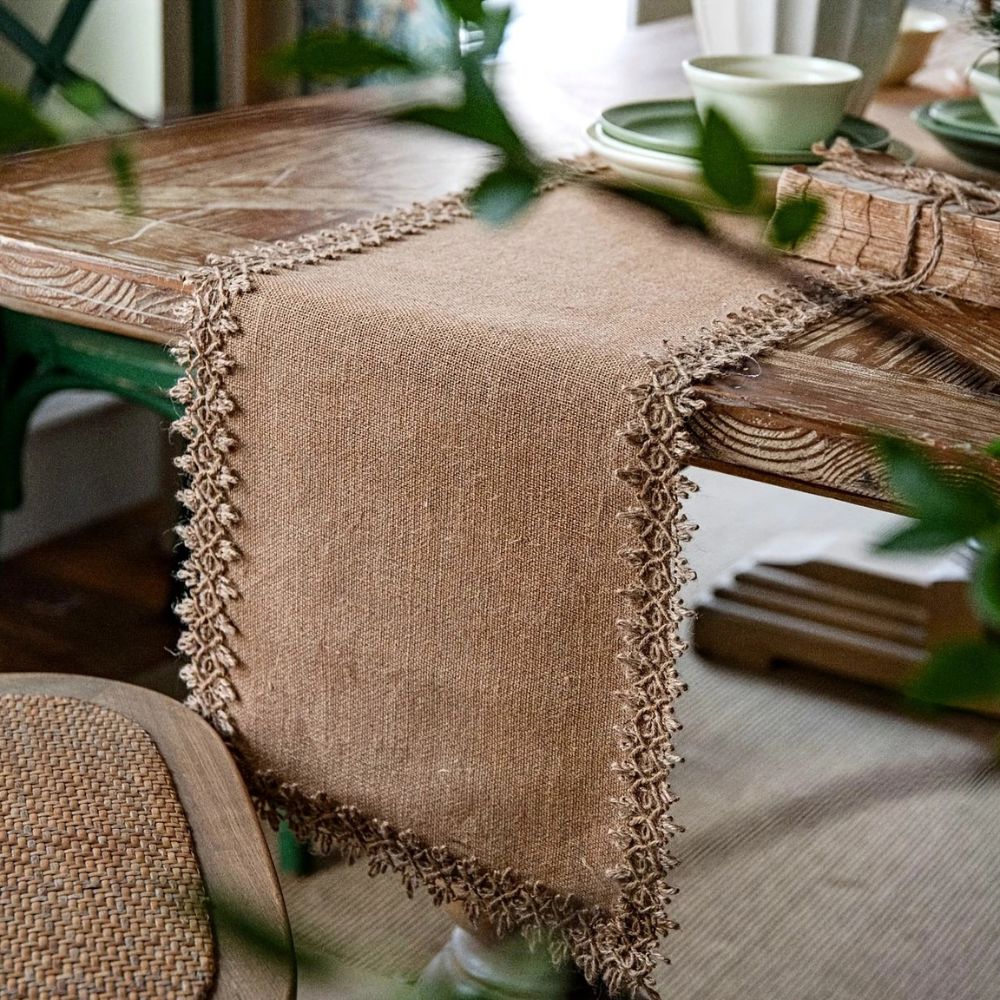 Chemin de table boho en toile de jute