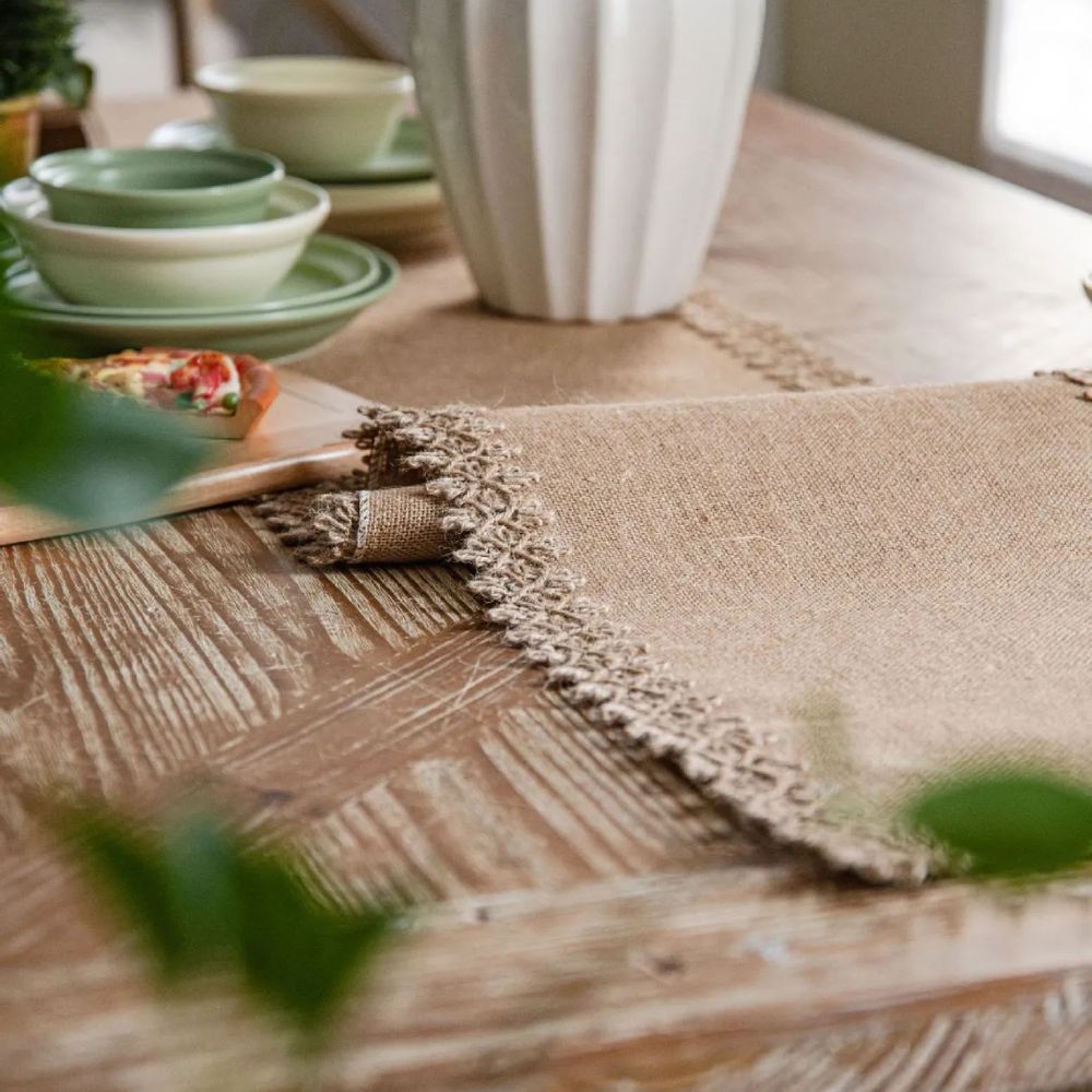 Chemin de table boho en toile de jute