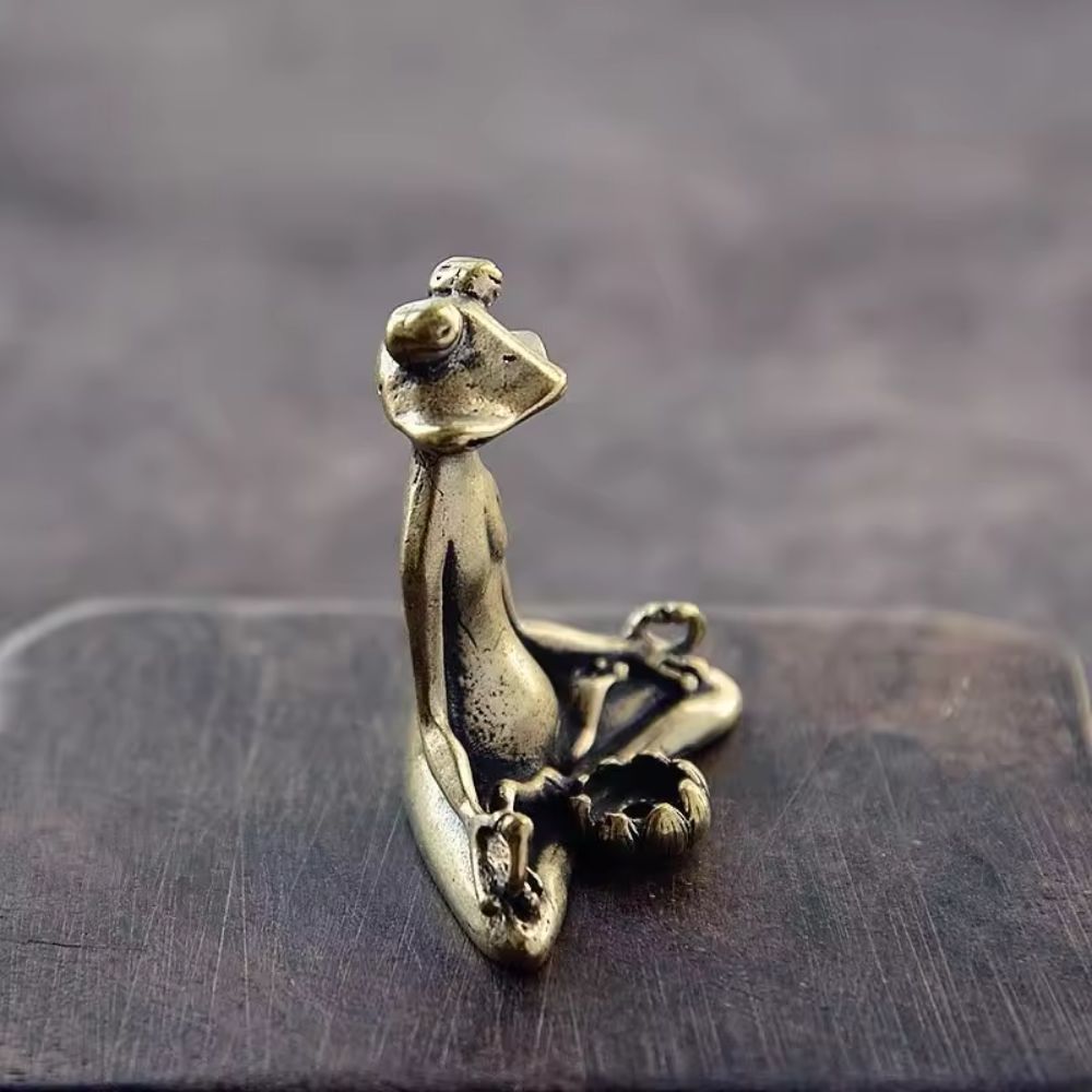 Figurine grenouille en position du lotus