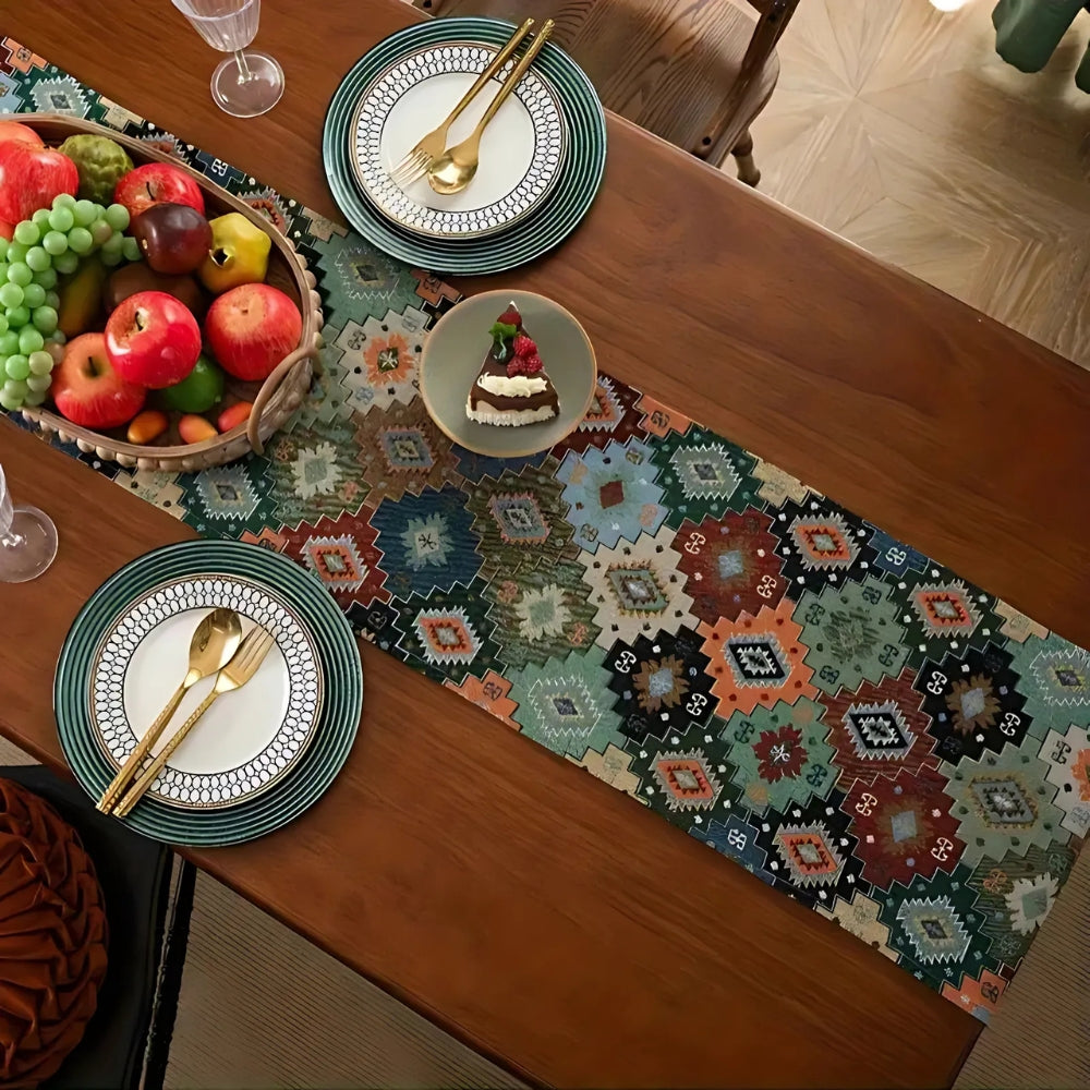 Chemin de table géométrique coloré à pompons