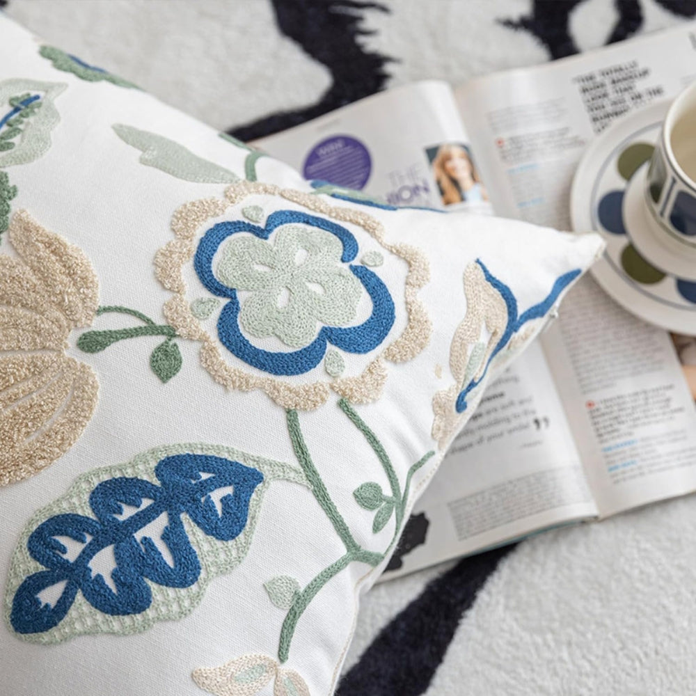 Housse de coussin touffetée fleurie Denza