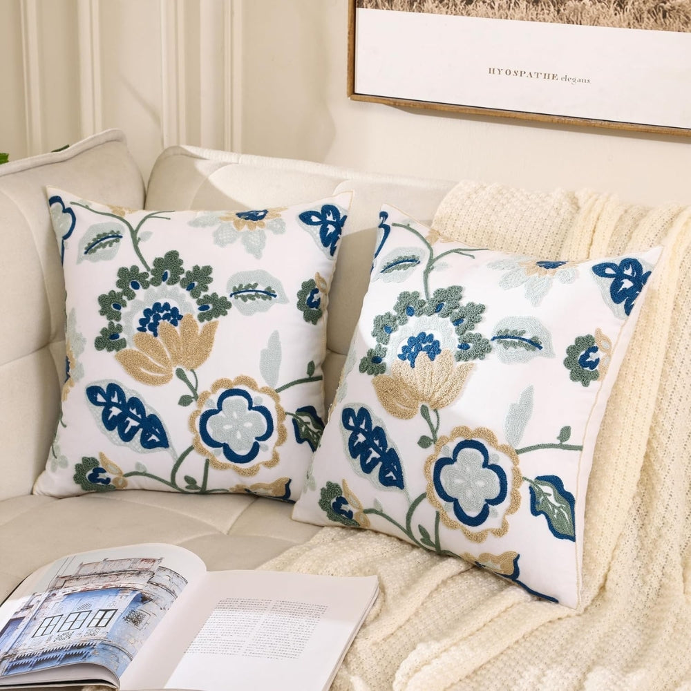 Housse de coussin touffetée fleurie Denza