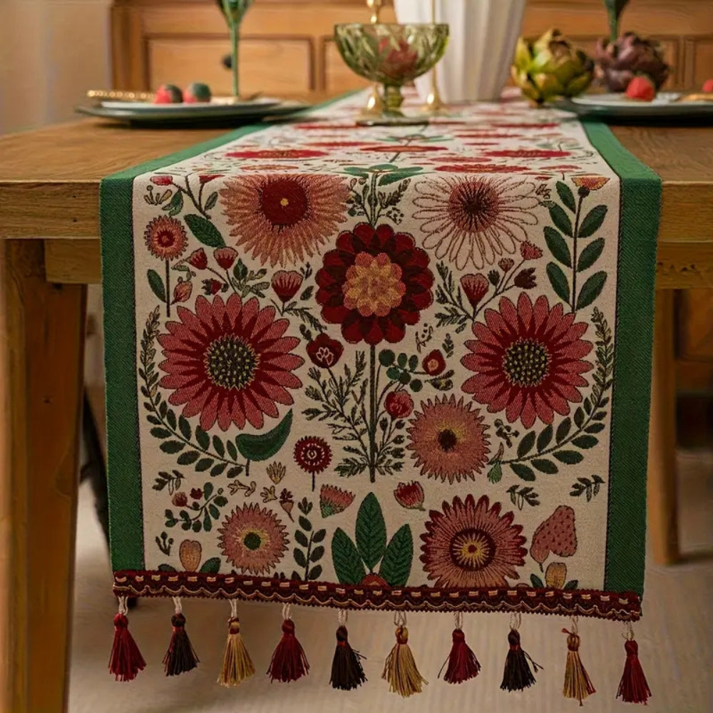Chemin de table brodé fleuri à pompons