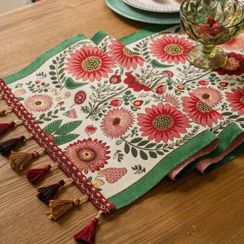 Chemin de table brodé fleuri à pompons