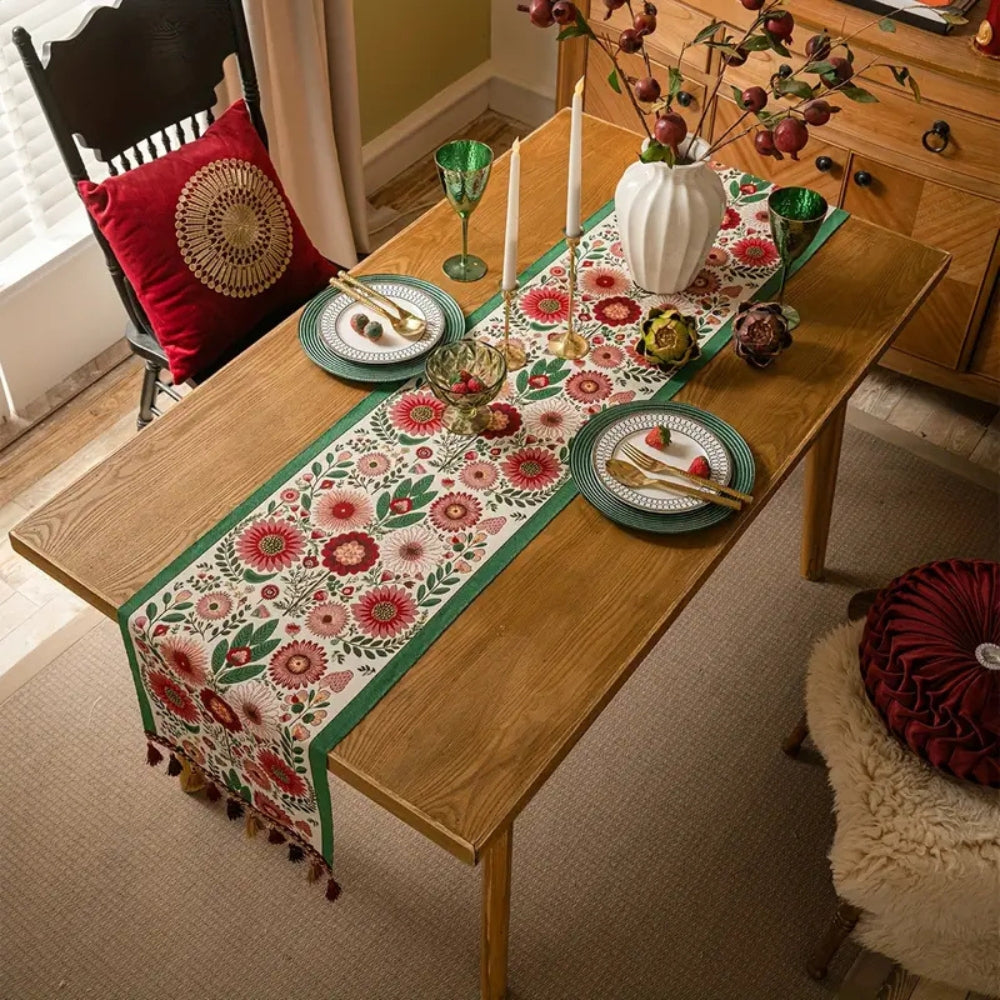 Chemin de table brodé fleuri à pompons