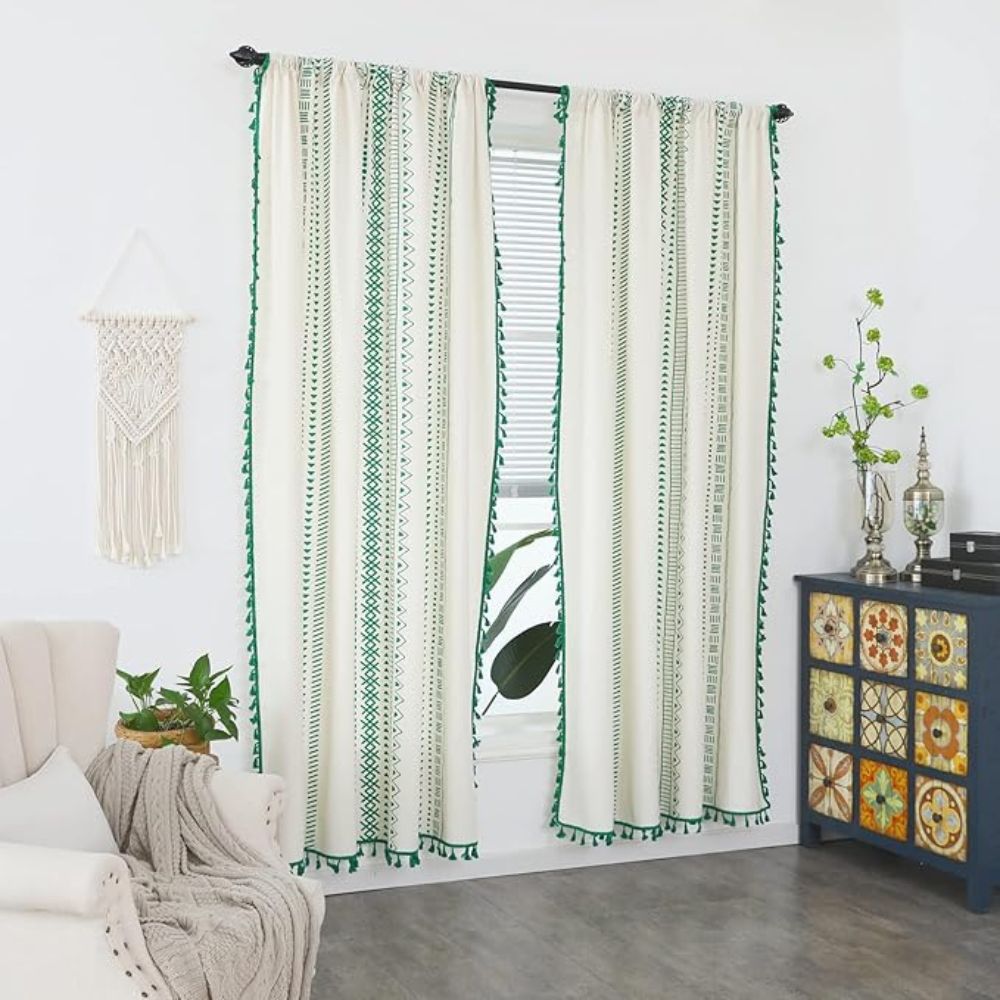 Rideau boho à pompons Emerald Tribe – W59"xH63"