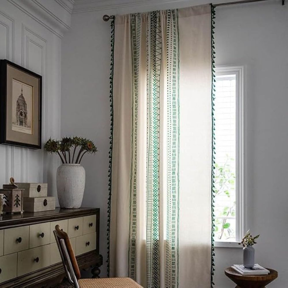Rideau boho à pompons Emerald Tribe