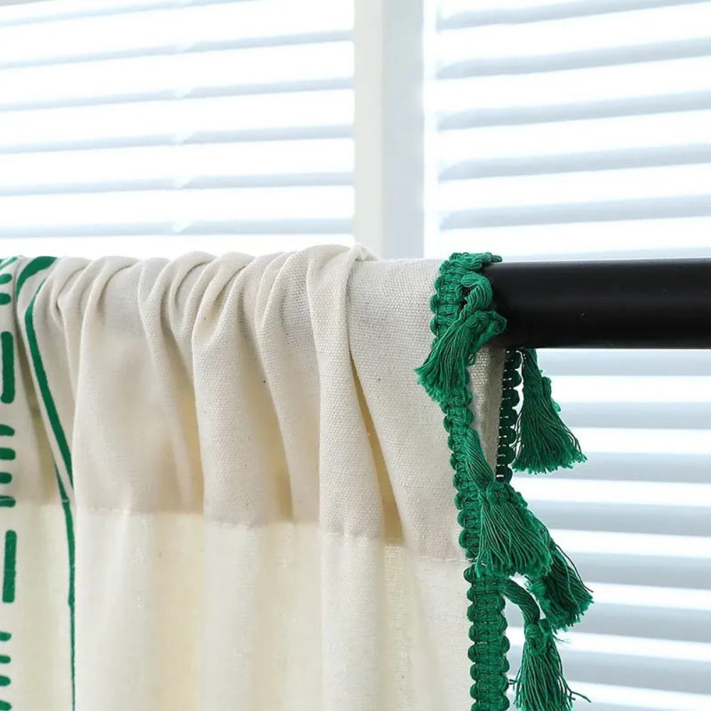 Rideau boho à pompons Emerald Tribe