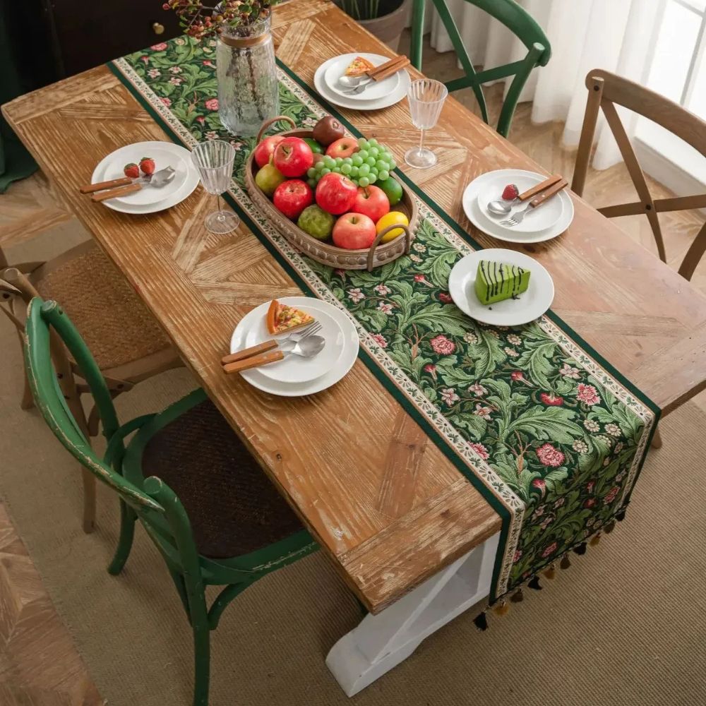 Chemin de table brodé vigne fleurie – 14"x47"