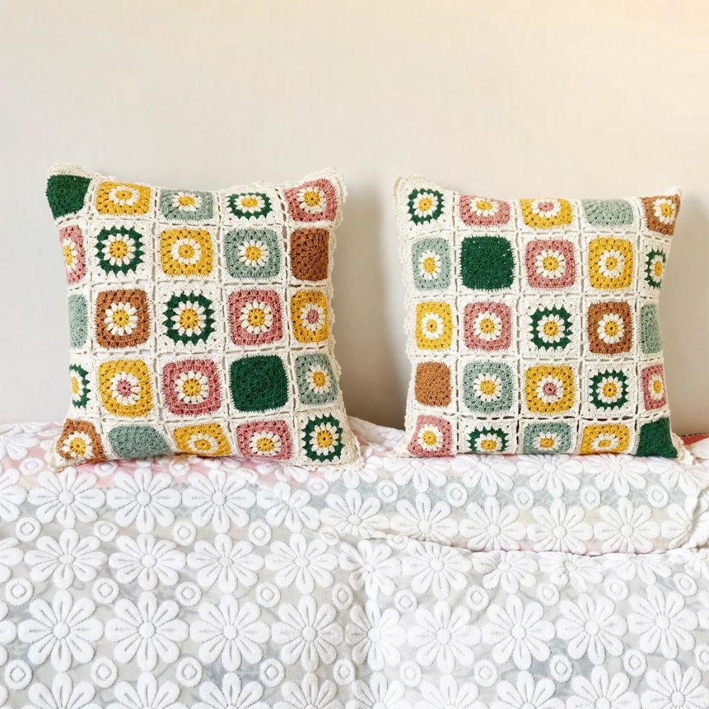 Housse de coussin au crochet fleurie