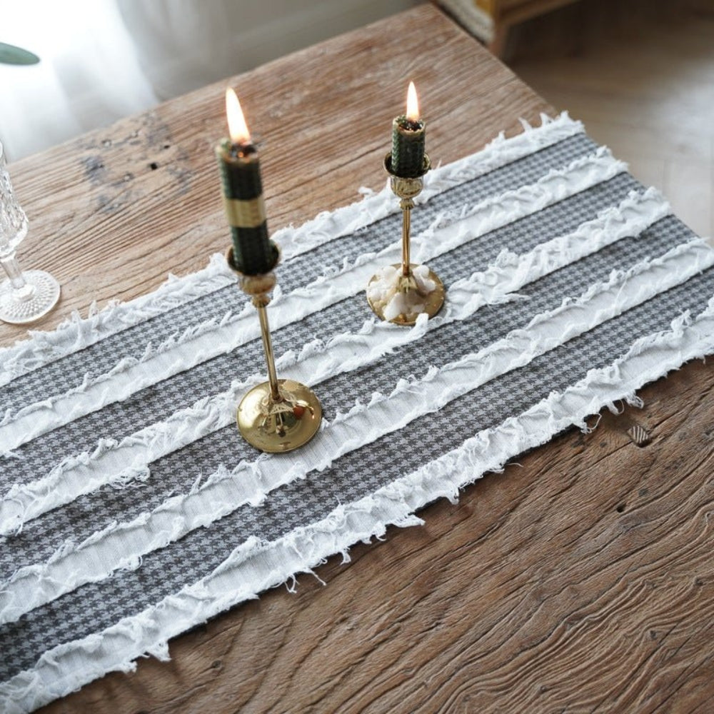 Chemin de table en bandes de tissu effilochées
