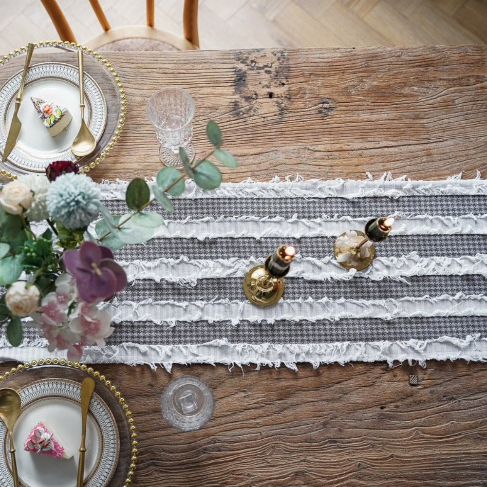 Chemin de table en bandes de tissu effilochées