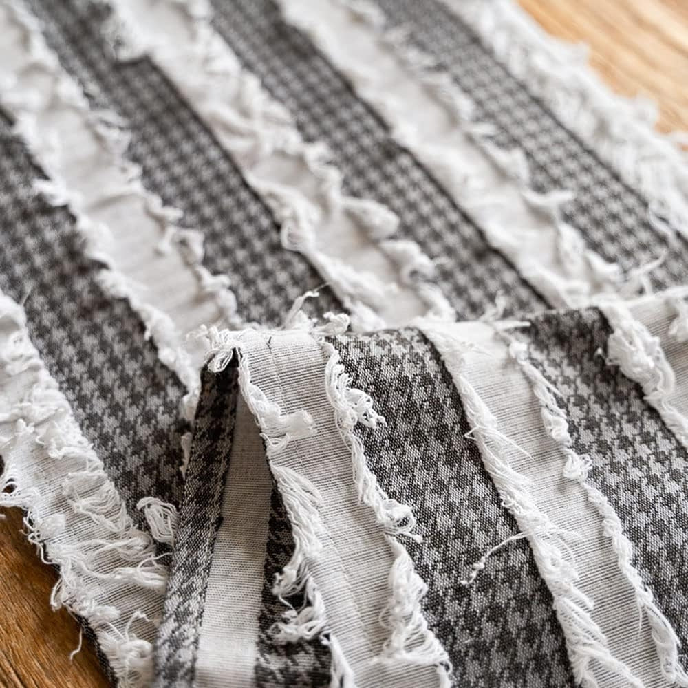 Chemin de table en bandes de tissu effilochées