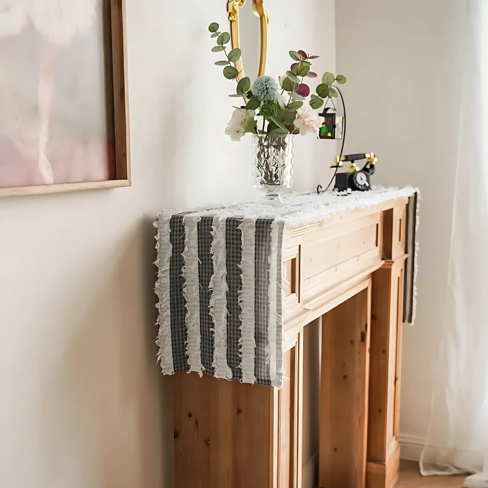 Chemin de table en bandes de tissu effilochées