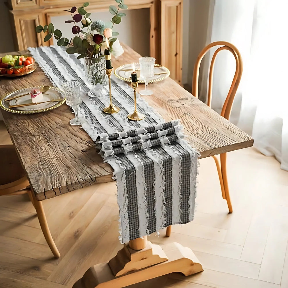 Chemin de table en bandes de tissu effilochées