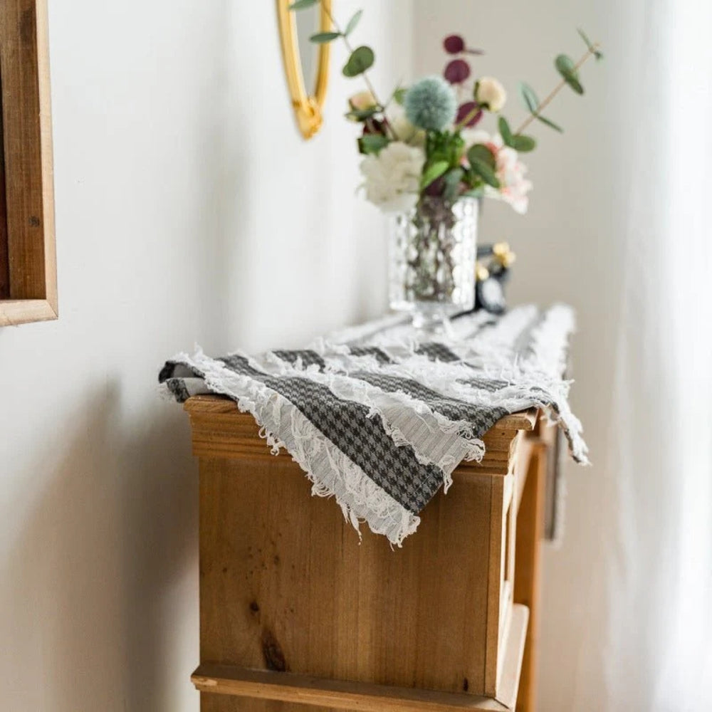 Chemin de table en bandes de tissu effilochées