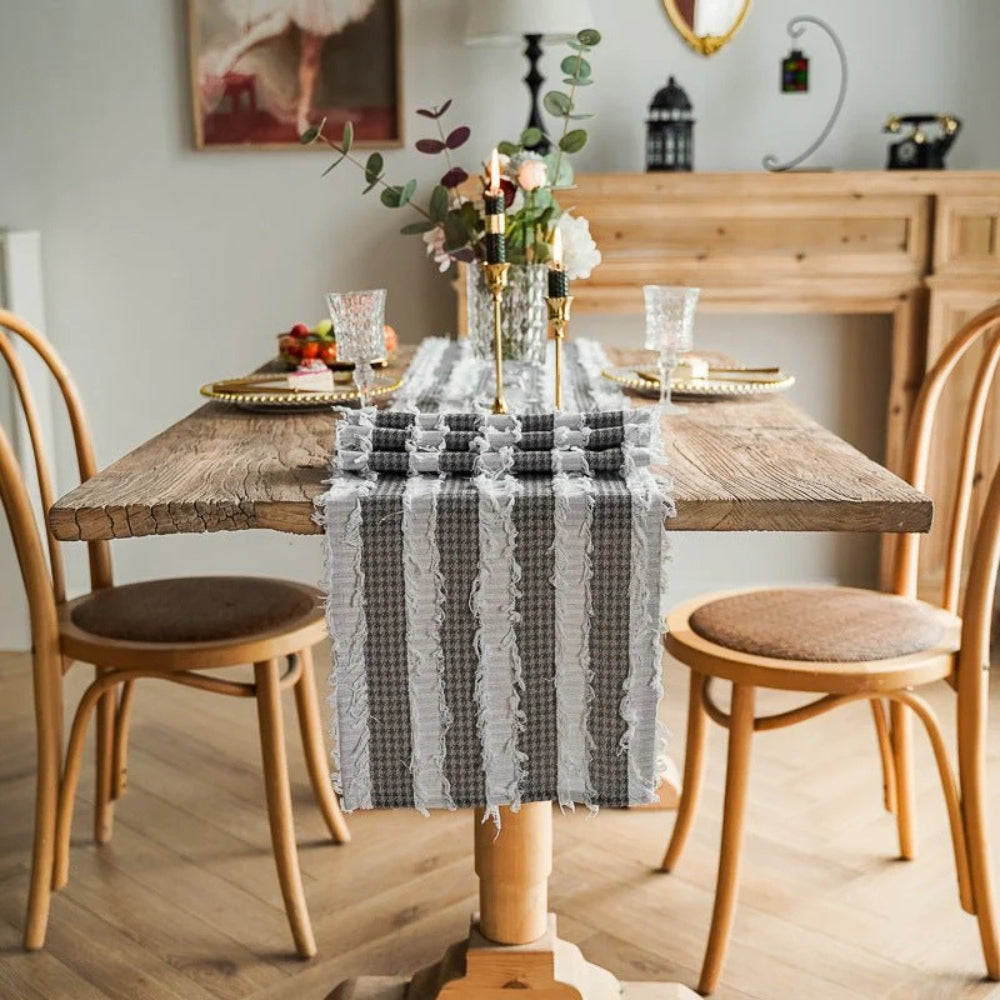 Chemin de table en bandes de tissu effilochées