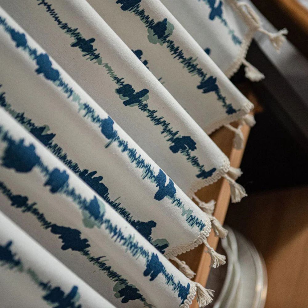 Rideau de placard bleu à pompons motif taches d'encre