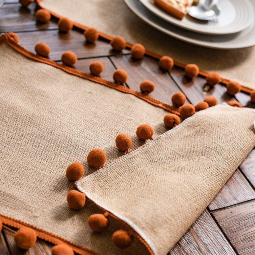 Chemin de table bohème en jute à pompons