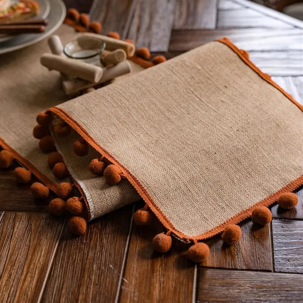 Chemin de table bohème en jute à pompons