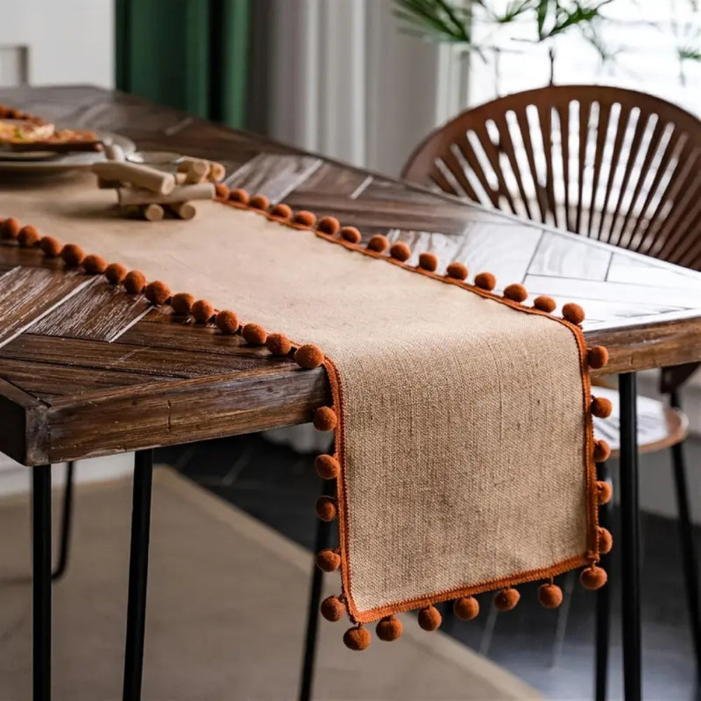 Chemin de table bohème en jute à pompons