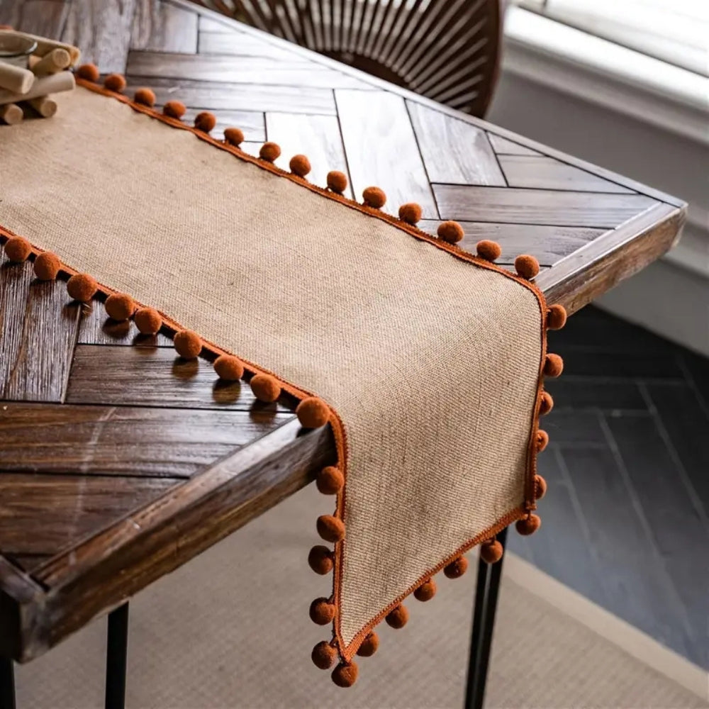 Chemin de table bohème en jute à pompons