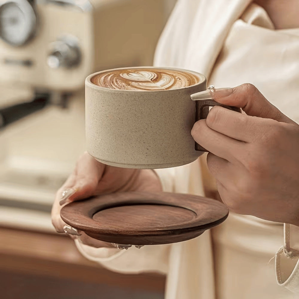 Mug moderniste en céramique et bois