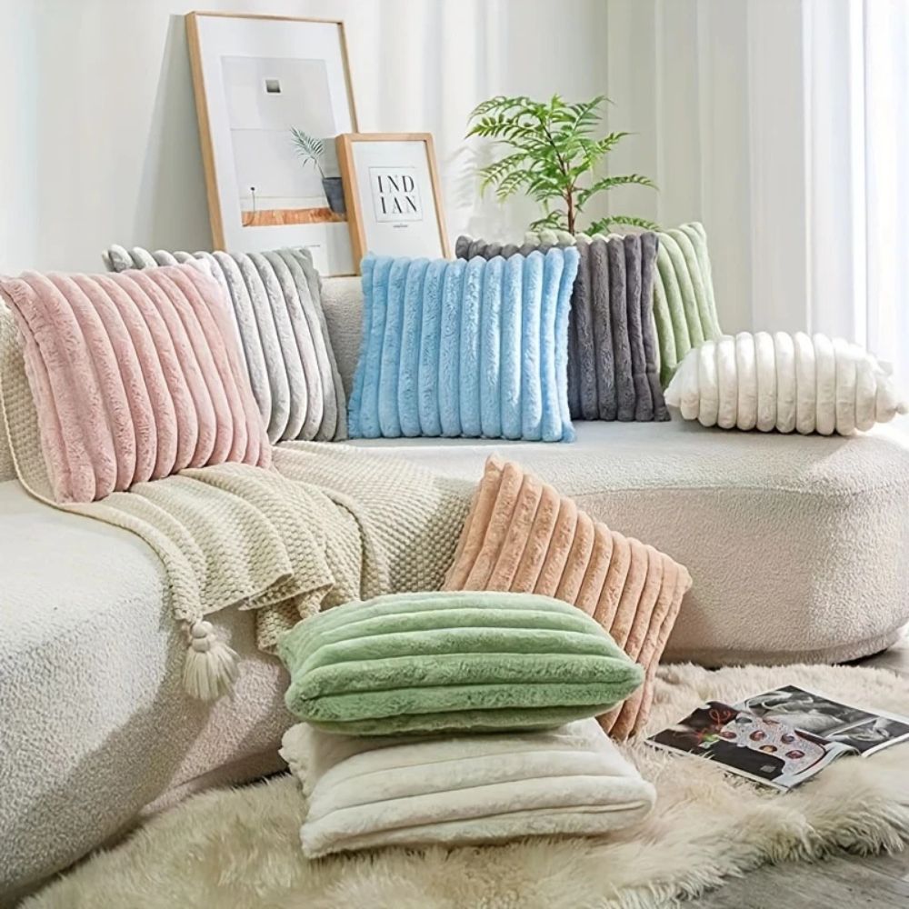 Housse de coussin en fausse fourrure Nouvia – Blanc ivoire