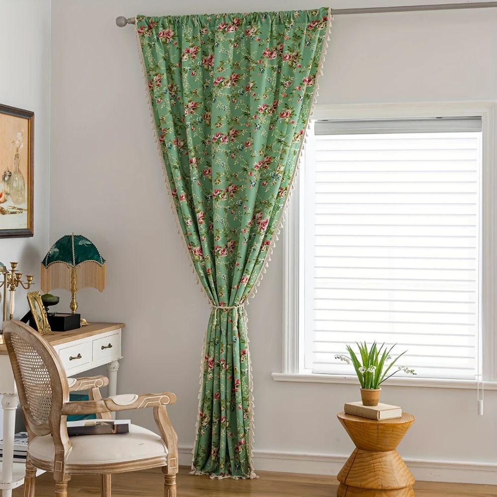 Rideau pastoral vert à pompons motif roses – W150xH60cm