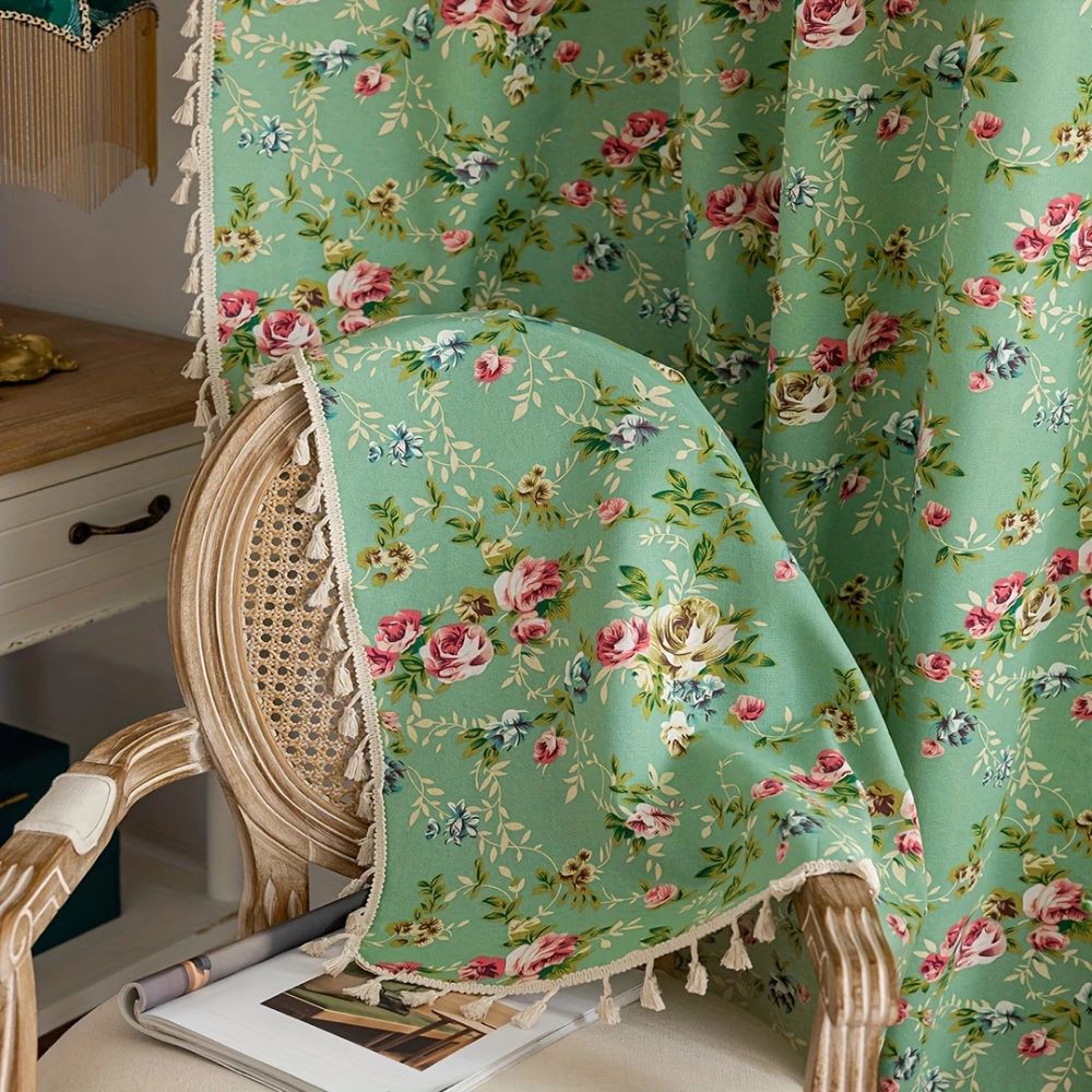 Rideau pastoral vert à pompons motif roses