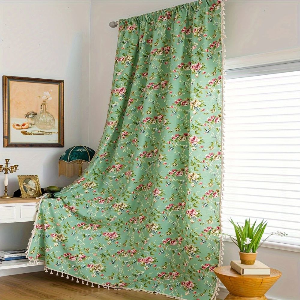 Rideau pastoral vert à pompons motif roses