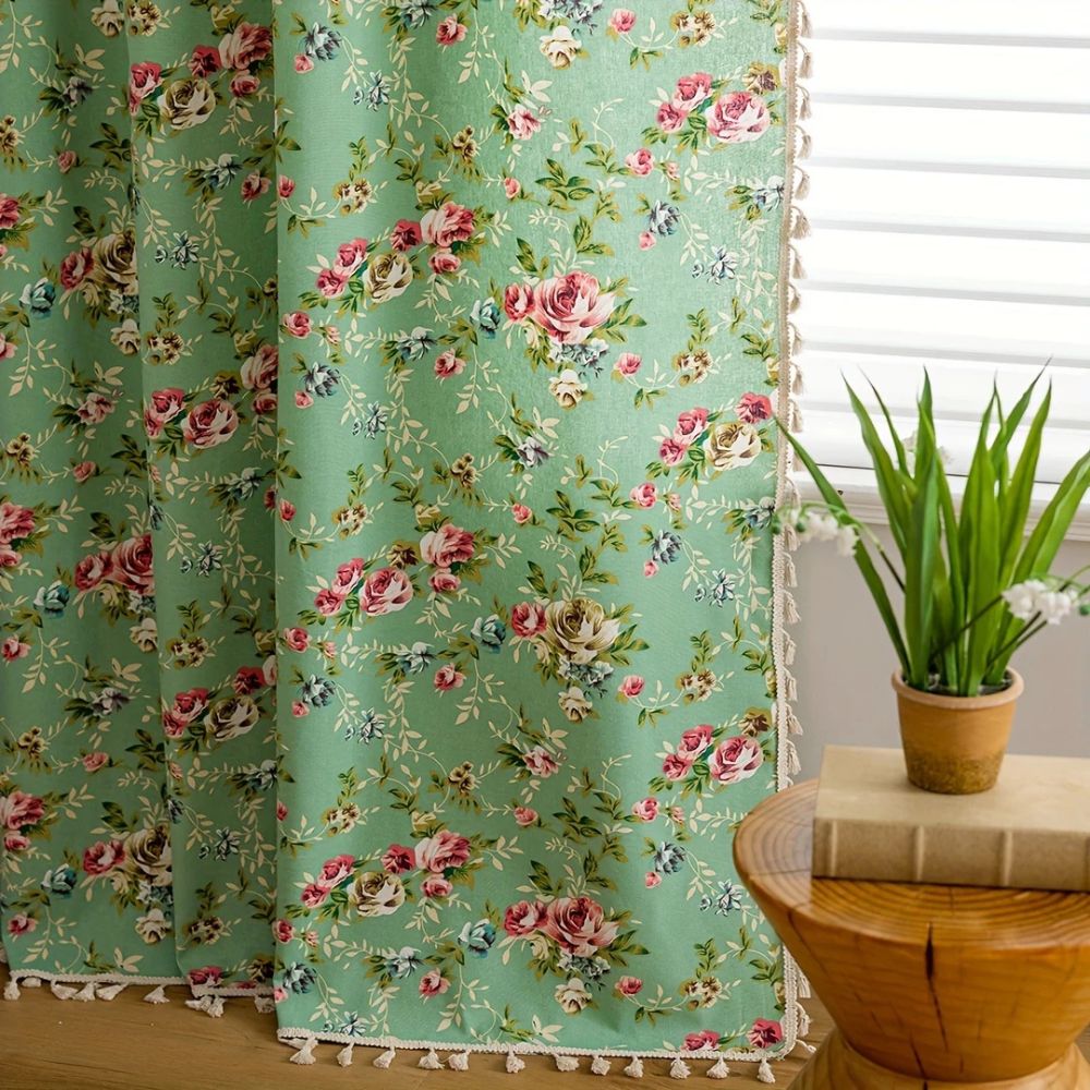 Rideau pastoral vert à pompons motif roses