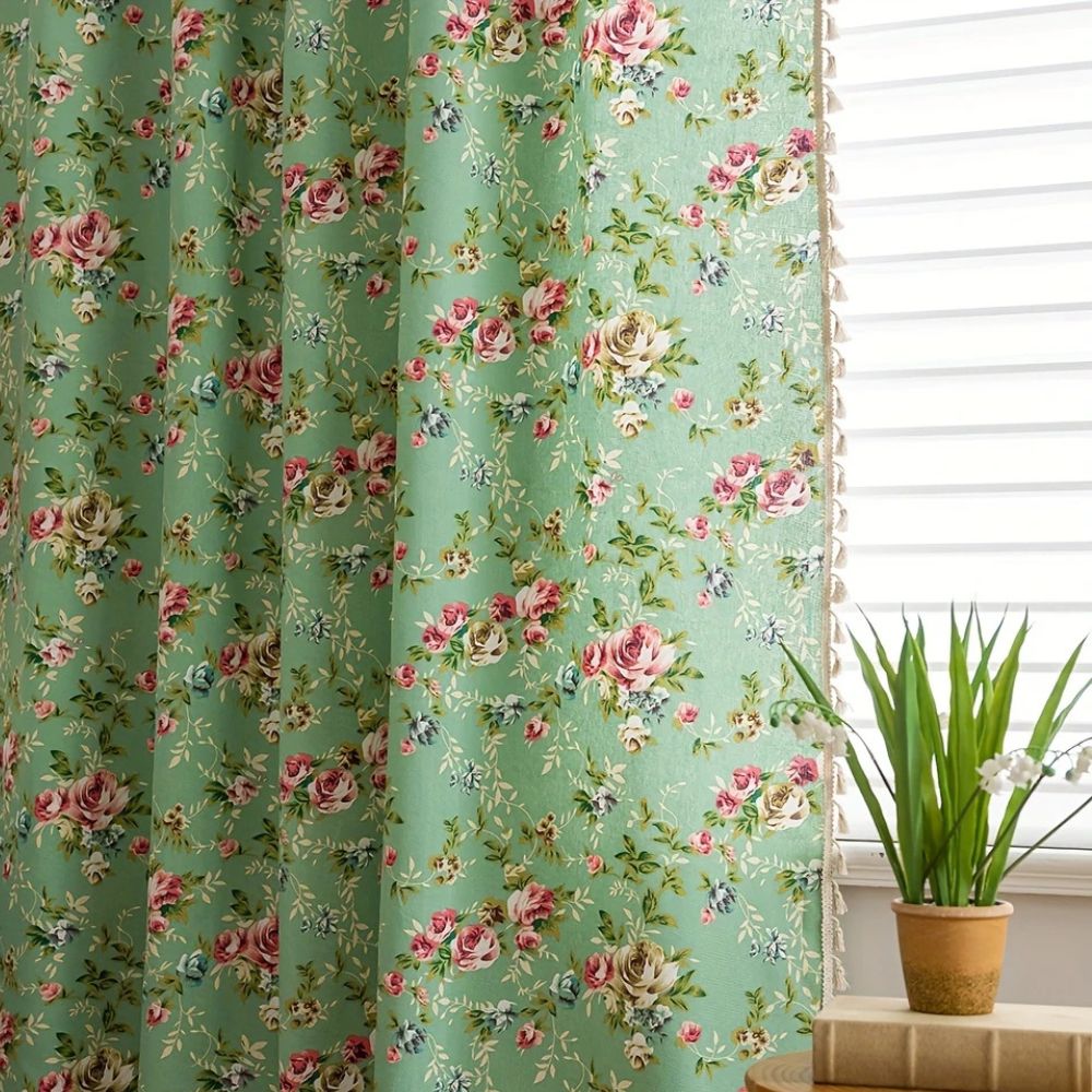 Rideau pastoral vert à pompons motif roses