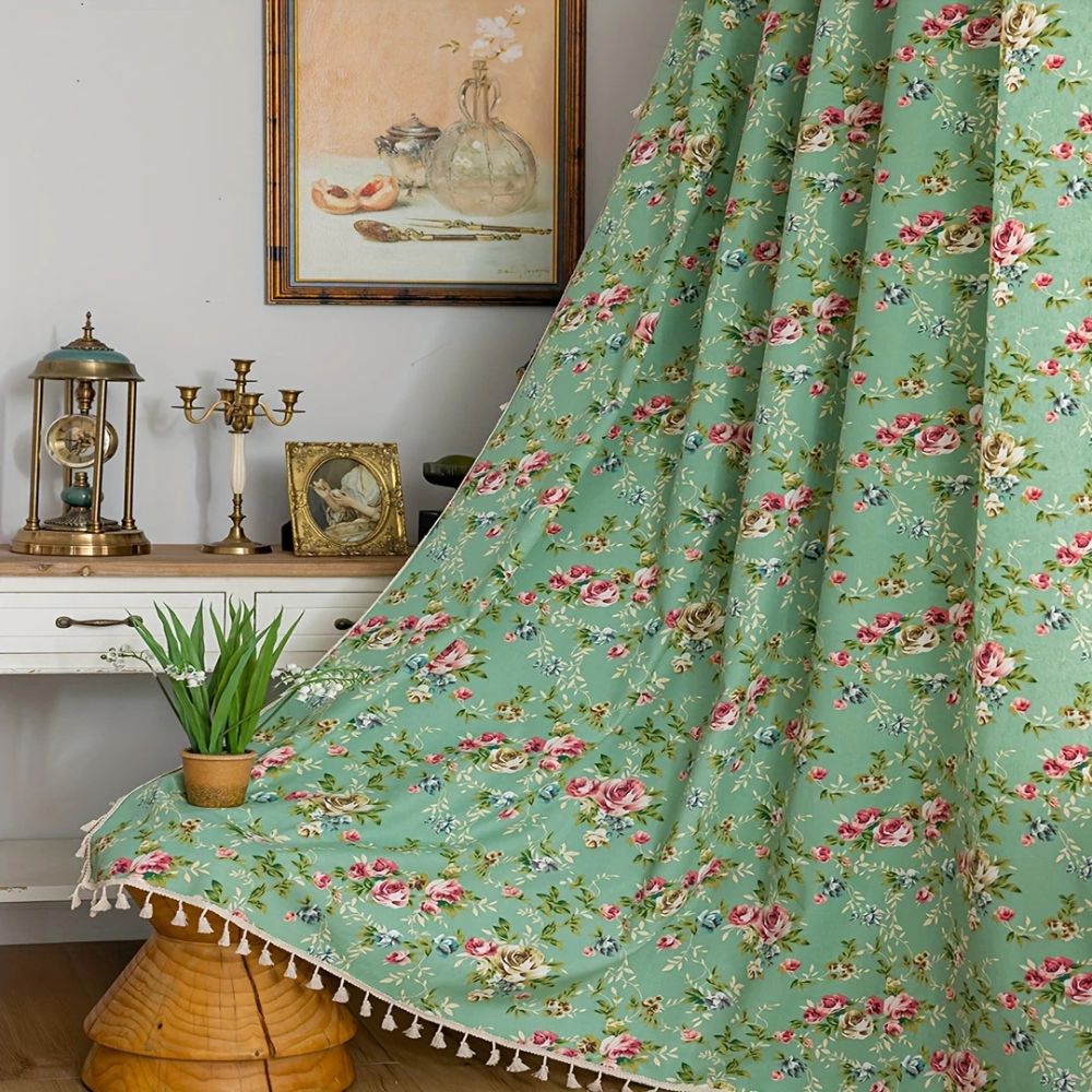 Rideau pastoral vert à pompons motif roses