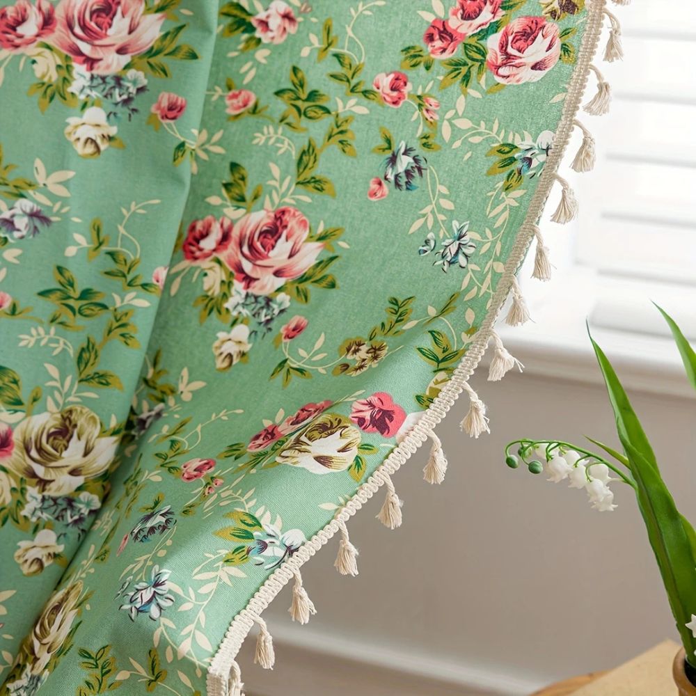 Rideau pastoral vert à pompons motif roses